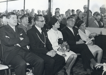 171144 Afbeelding van de genodigden in de wachtkamer tijdens de opening van het nieuwe N.S.-station Etten-Leur.